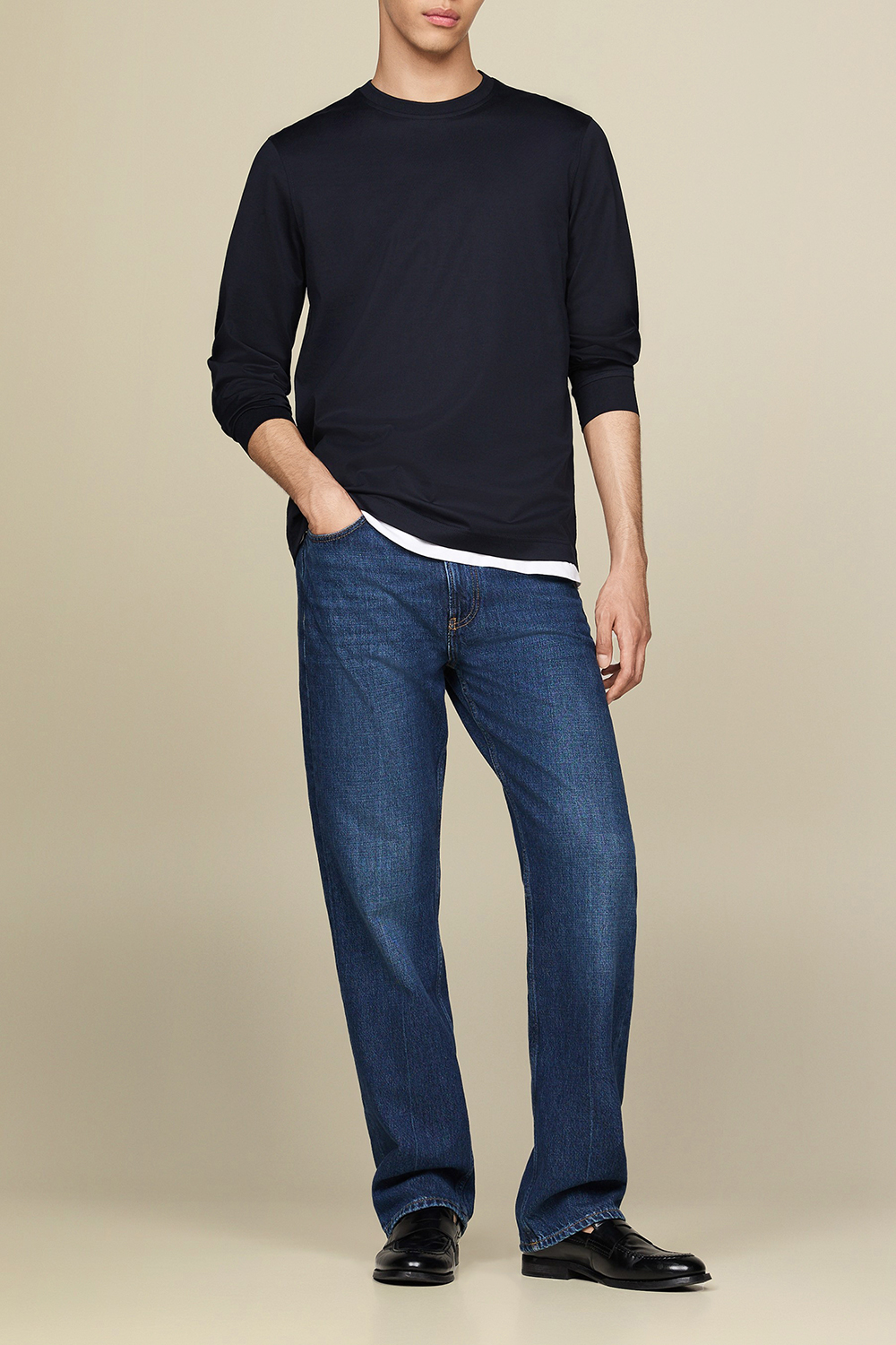 תמונת כל הלוק של חולצת טי ארוכה